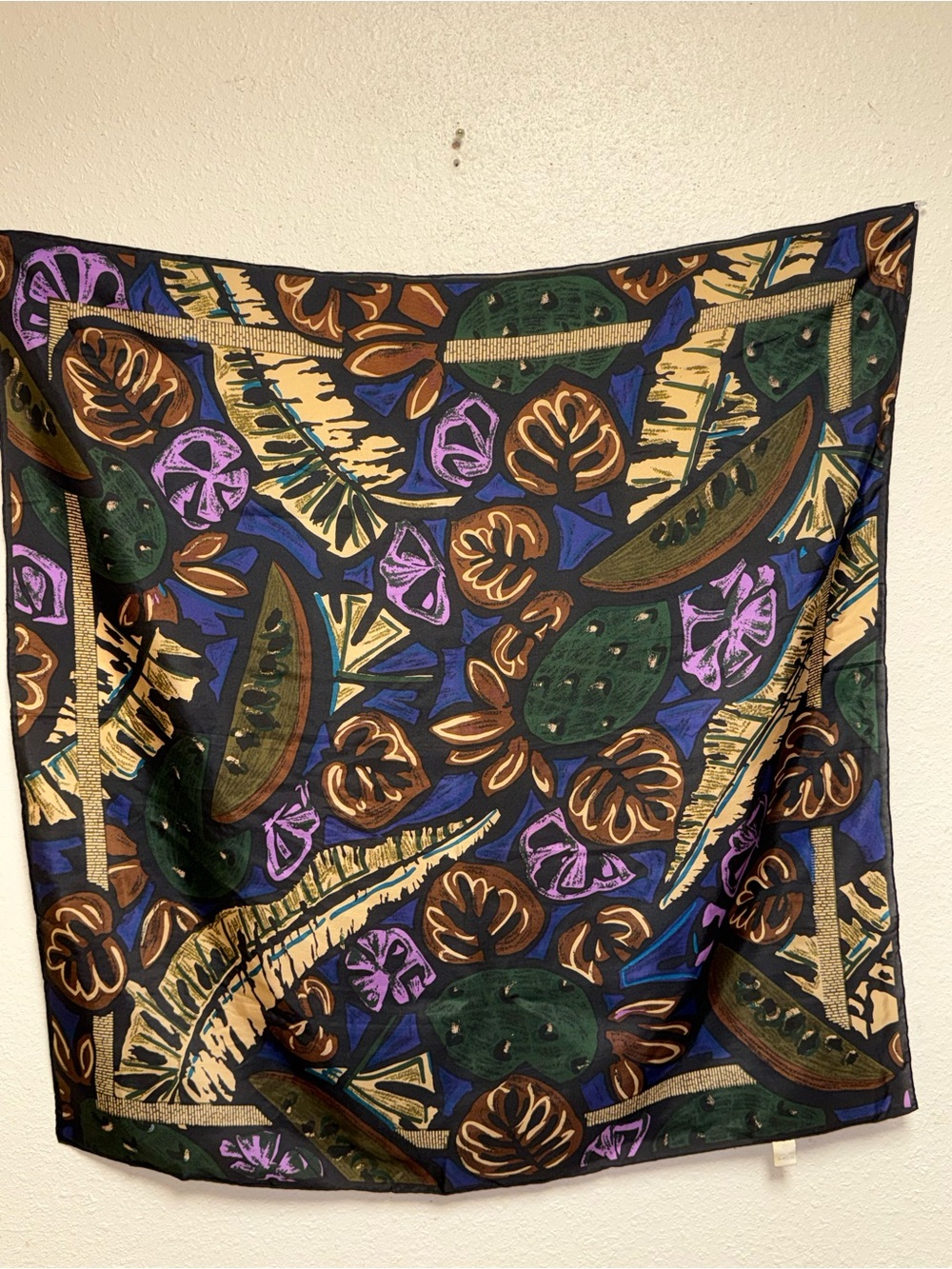 Scarf with a vibrant abstract 100% Silk